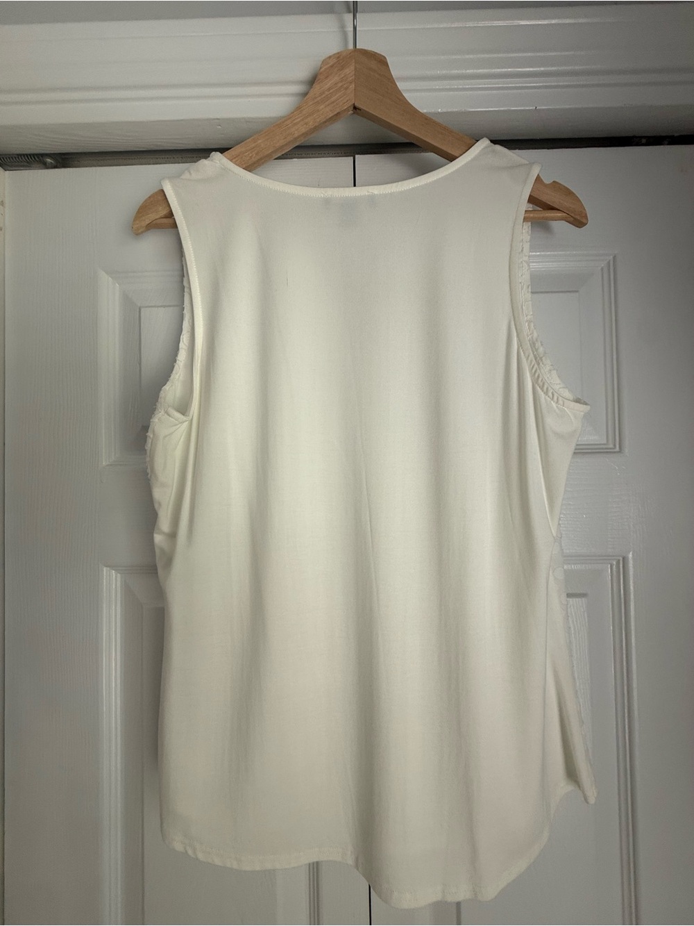 Market & Spruce White Sleeveless Textured Dot V-Neck Tank - Picture 2 of 3